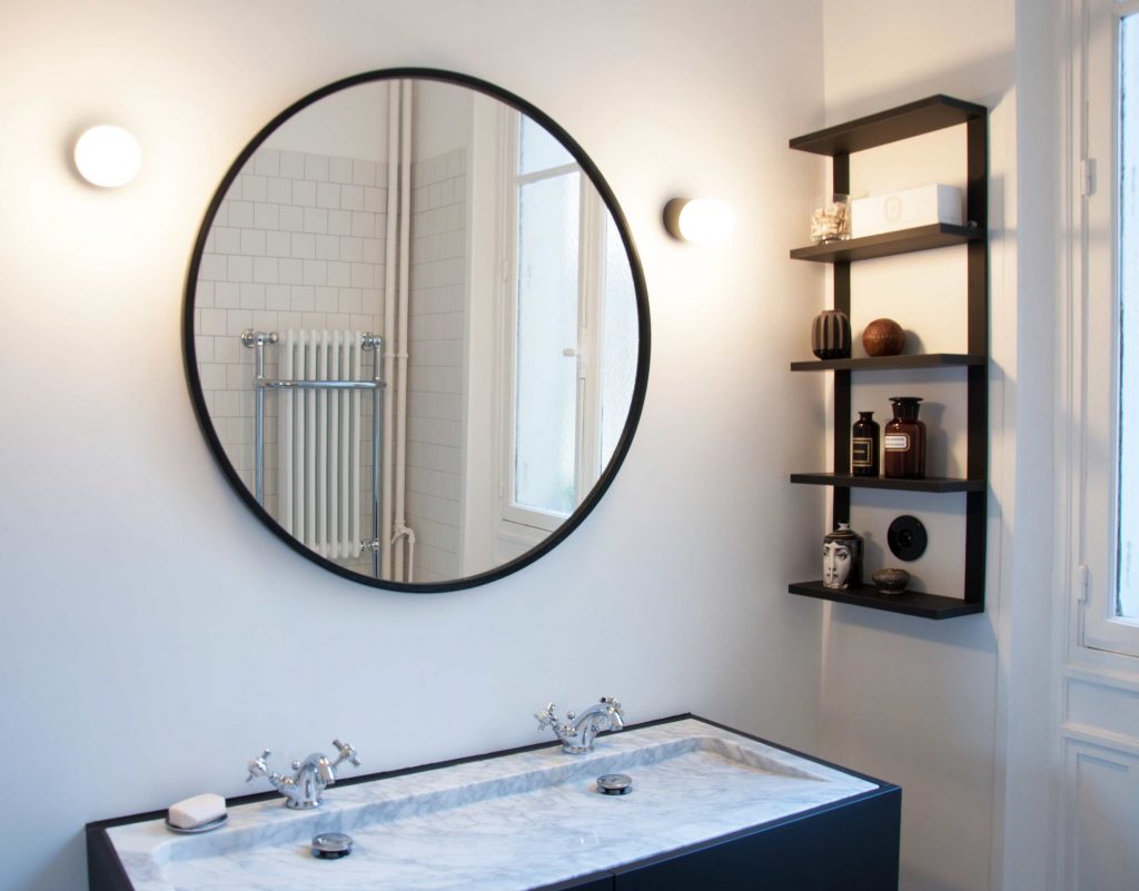 Salle de bain sur mesure au design contemporain en Corian avec meuble vasque, réalisé(e) à Strasbourg par un menuisier agenceur, vue d'ensemble.