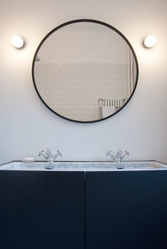Salle de bain sur mesure au design contemporain en Corian avec meuble vasque, réalisé(e) à Strasbourg par un menuisier agenceur.