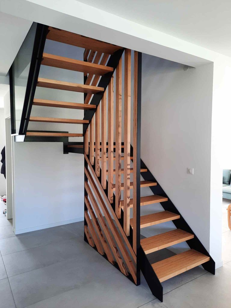 Escalier sur mesure en hêtre, métal et verre avec structure en BauBuche à Metz