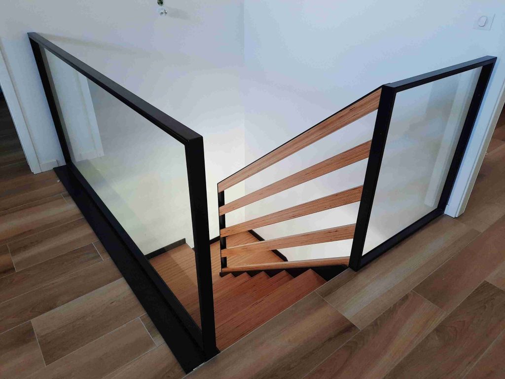 Escalier sur mesure en hêtre, métal et verre avec structure en BauBuche à Metz
