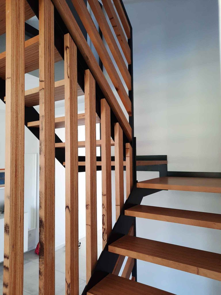 Escalier sur mesure en hêtre, métal et verre avec structure en BauBuche à Metz