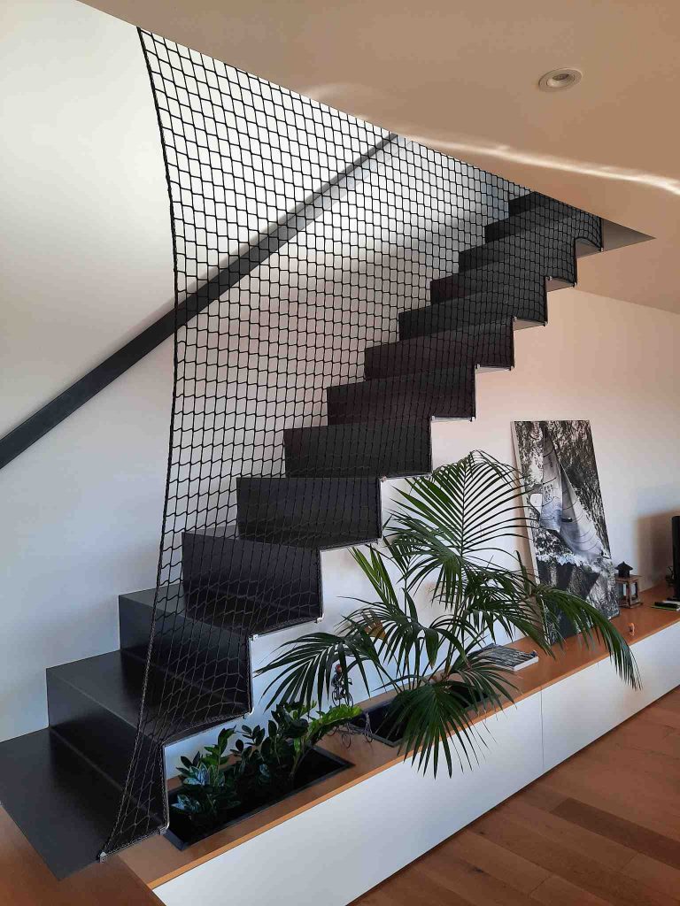 Escalier sur mesure en chêne et métal avec meuble TV intégré à Metz