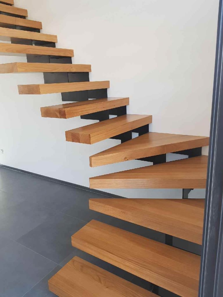Escalier sur mesure en chêne et métal avec limon décentré design à Thionville