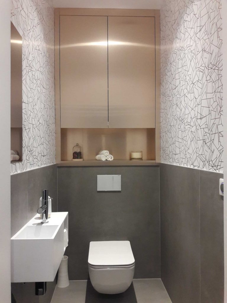 Toilettes sur mesure au design contemporain avec niches de rangement, réalisé(e) à Nancy par un menuisier agenceur.